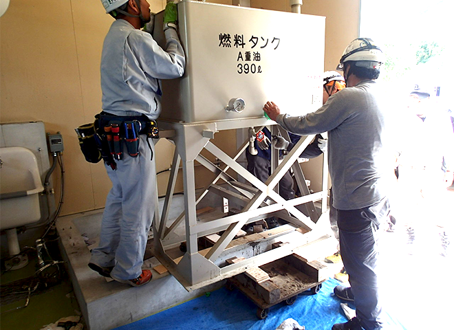 燃料タンクの清掃作業